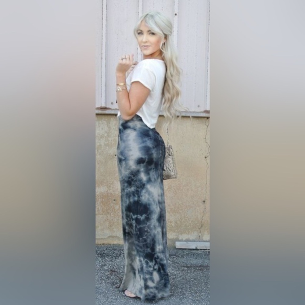 Romeo & Juliet Couture Black and White Tie-Dye Maxi Skirt size small